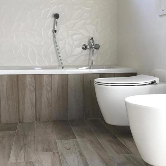 Il calore del gres effetto legno sposa l’innovazione dei rivestimenti 3D a spessore sottile