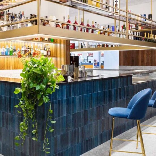 Colori e materiali a contrasto per il Juiss Premium Bar