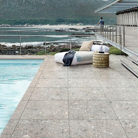 Rivestire un terrazzo in gres porcellanato effetto pietra