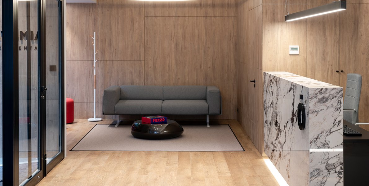 Spazi moderni e materiali ricercati per una clinica dentale nella capitale dei paesi baschi