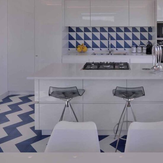 Stilemi mediterranei per il recupero  di una casa in costiera