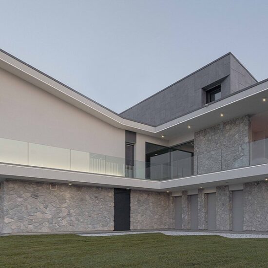 Tra verde e relax: una villa aperta sul paesaggio