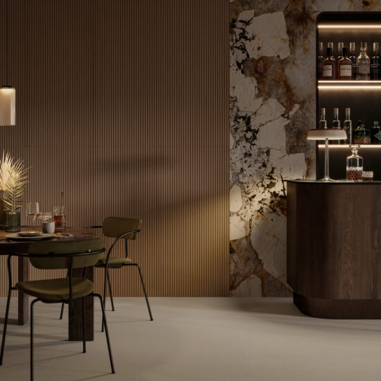 Ambiente cucina moderna con parete rivestita in gres porcellanato beige, texture materica e finitura opaca.